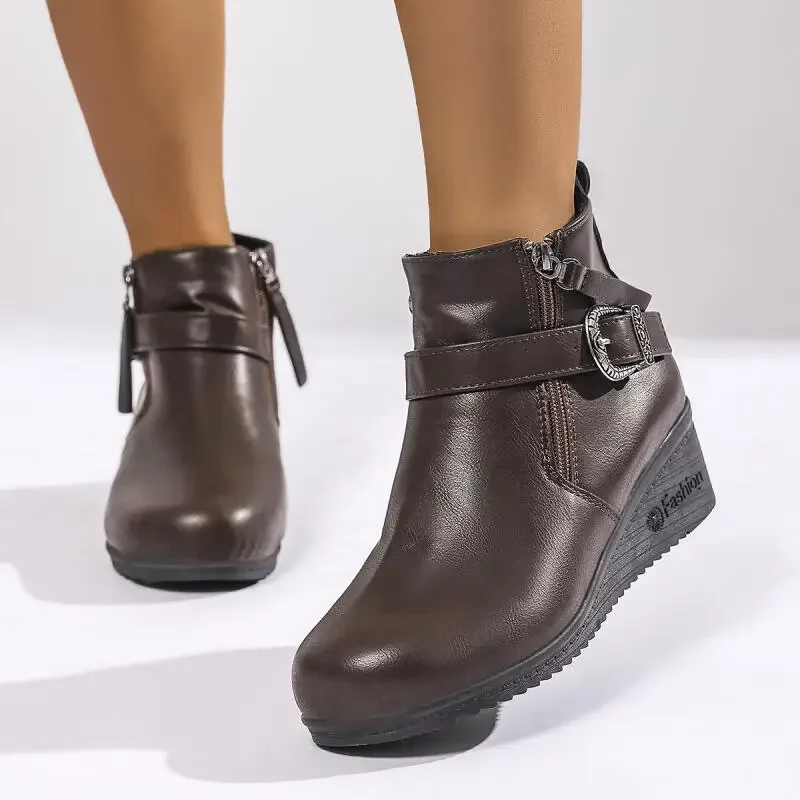 Botines de Tacón de Cuña con hebilla de cinturón de Metal para mujer, botas de vaquero del oeste de cuero Pu Vintage de invierno, botines cortos de talla grande para mujer - imagen 5