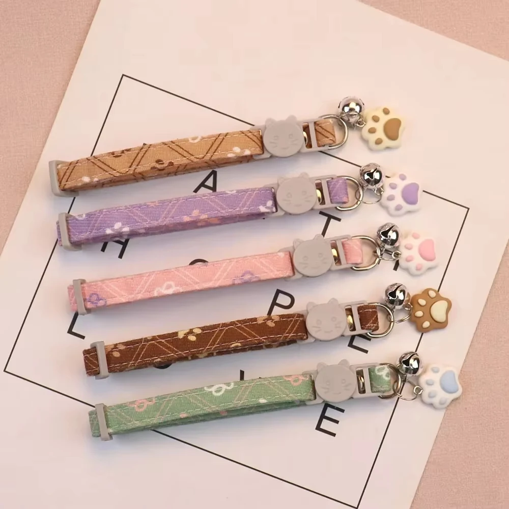 Collar bonito para mascotas con campana para perros pequeños, cosas para cachorros y gatitos, accesorios, Collar desmontable con huella ajustable para gatos