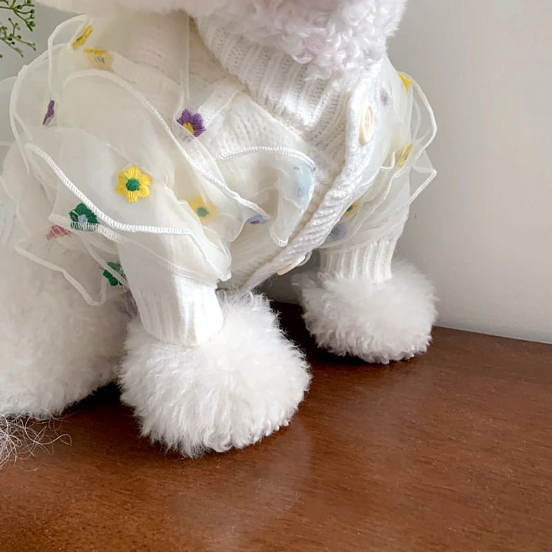Suéter de encaje con bordado de flores para perro, abrigo cálido de invierno, ropa blanca clásica para mascotas, camisa bonita con botones abiertos para perro - imagen 5