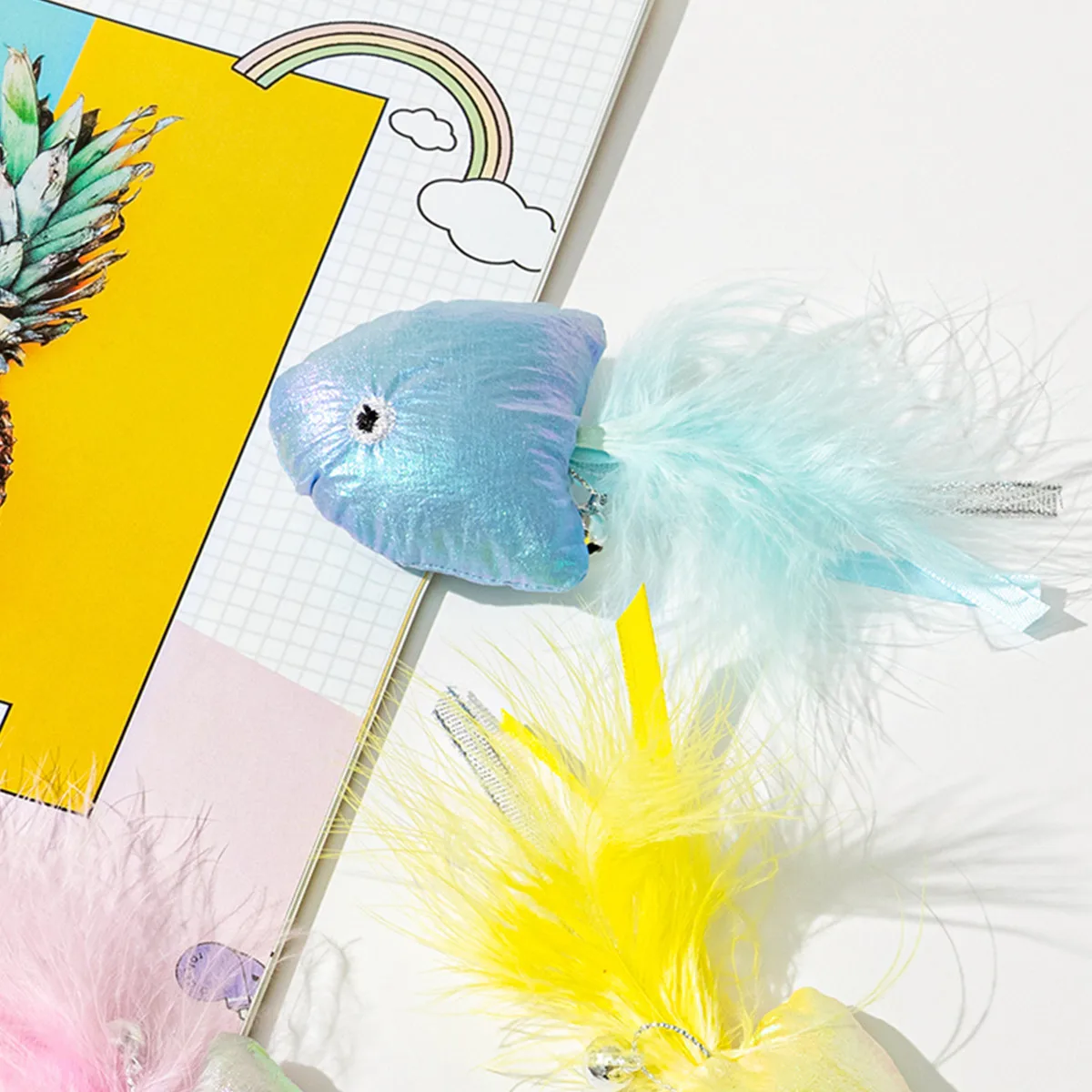 Juguete para gatos con hierba gatera: pez de peluche con pluma - imagen 2