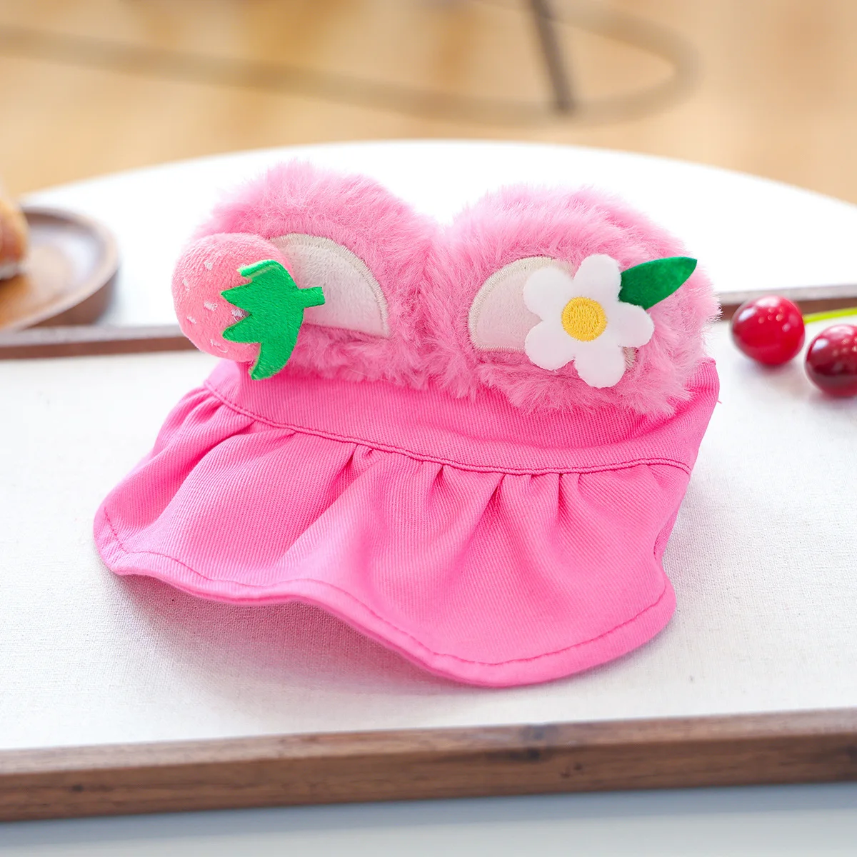 Sombrero para el sol de otoño e invierno para mascotas, perro pequeño para actividades al aire libre, orejas de felpa, accesorios bonitos, sombrero para el sol de fresa - imagen 4