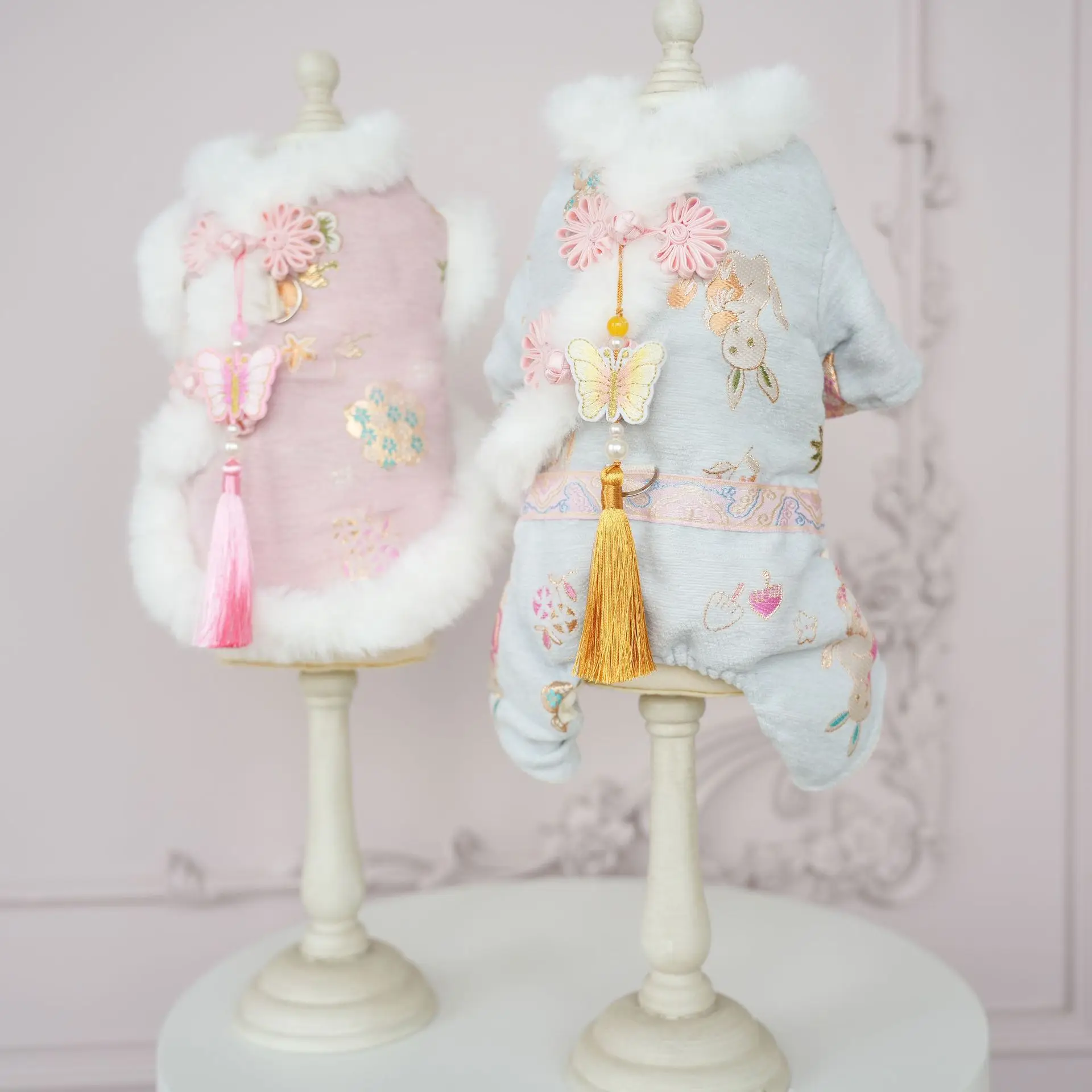 Abrigo de Navidad con cuello de felpa para mascotas, traje de Año Nuevo para gato, pajarita, borla, abrigos rosas, oso de peluche, Parkas para perros de dos patas para año nuevo