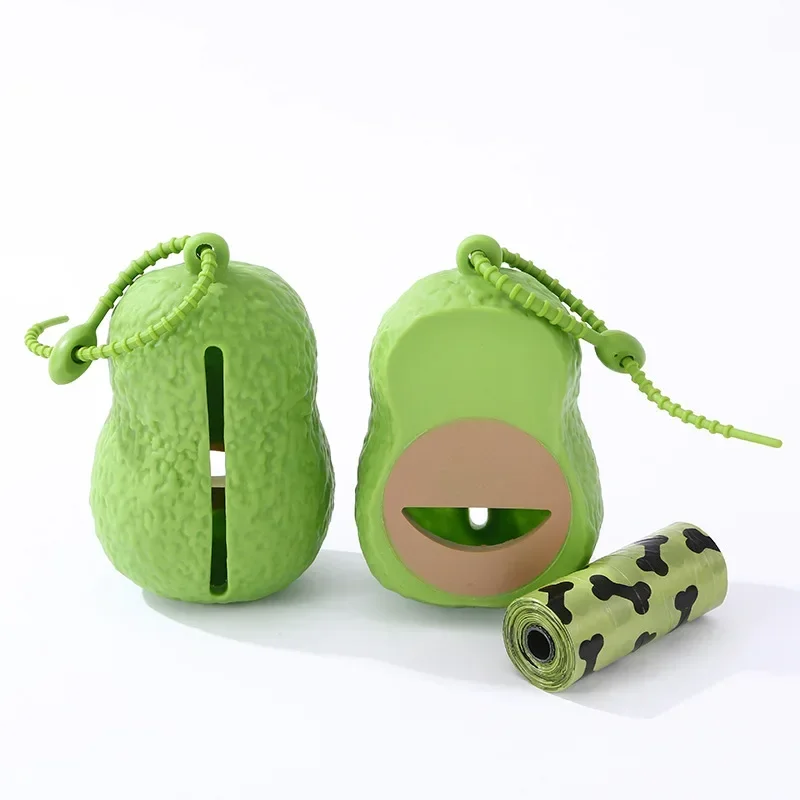 Dispensador de bolsas para perro diseño aguacate en uso con perro
