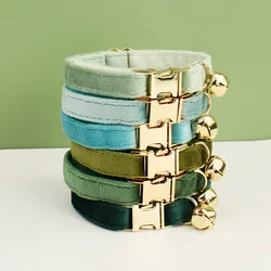 Collar de terciopelo con lazo y campana para gato