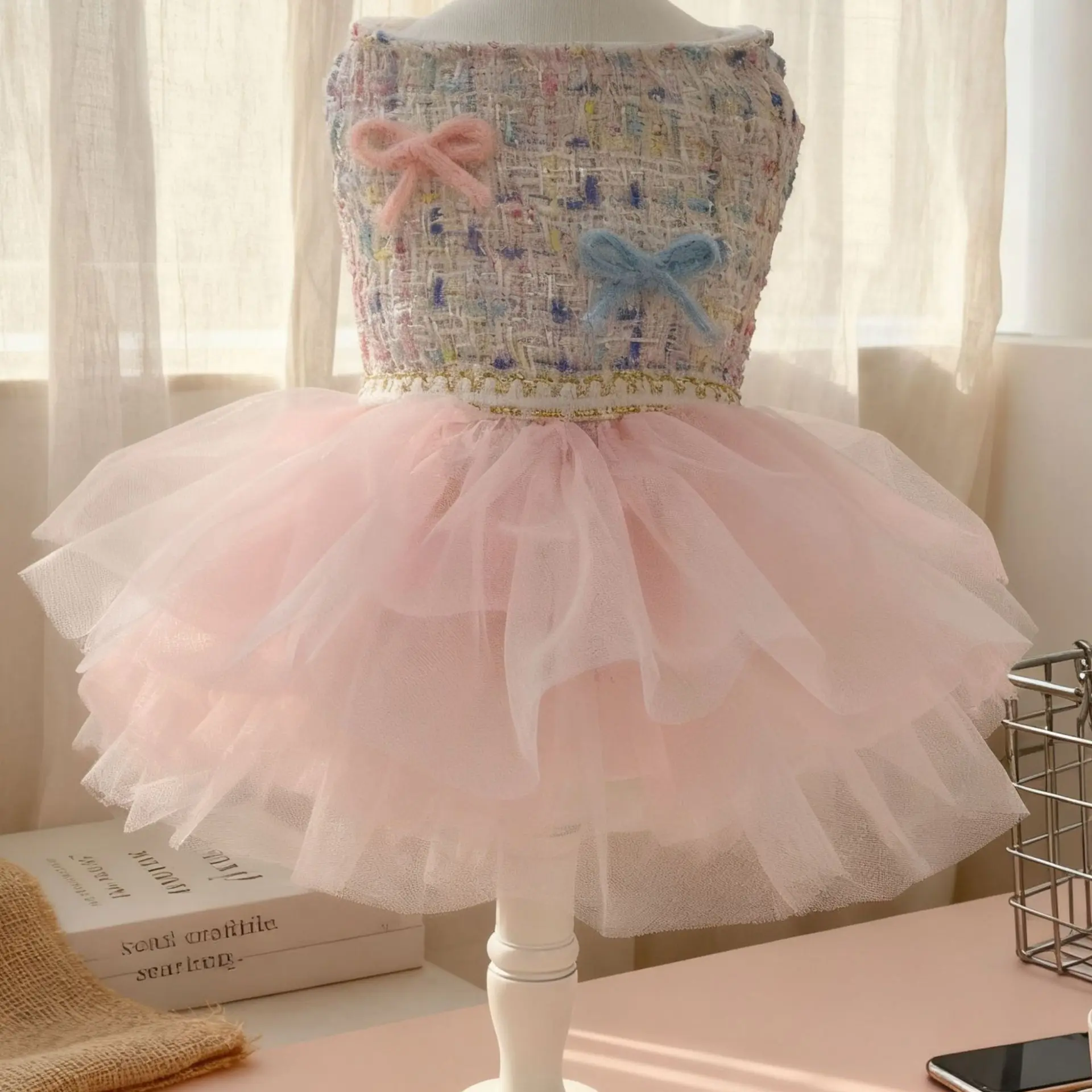 Detalle de falda abullonada en vestido de terciopelo fino