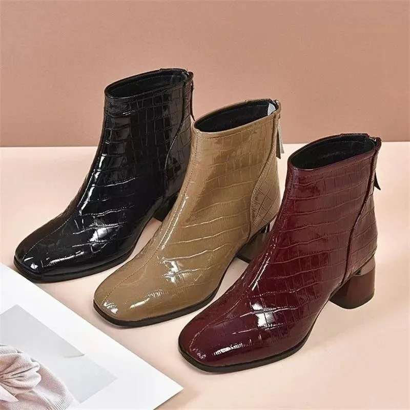 Botas cortas de PU de cuero lacado de tacón alto europeo americano para mujer, nuevo diseño de lujo, zapatos individuales, Otoño Invierno, talla grande, 2025 - imagen 4