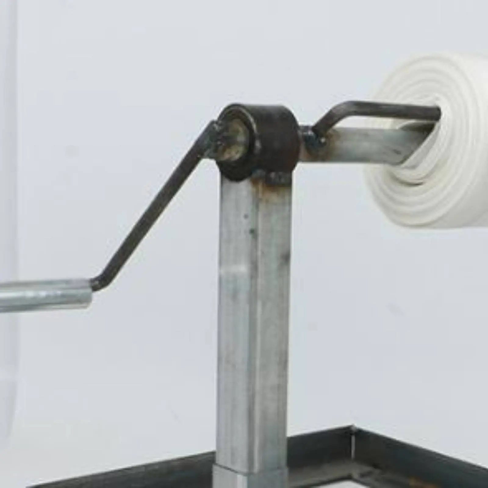 Enrollador de manguera manual plegable con base estable para jardín - imagen 2