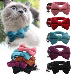 Collar de terciopelo para gatos y perros con lazo y campana ajustable