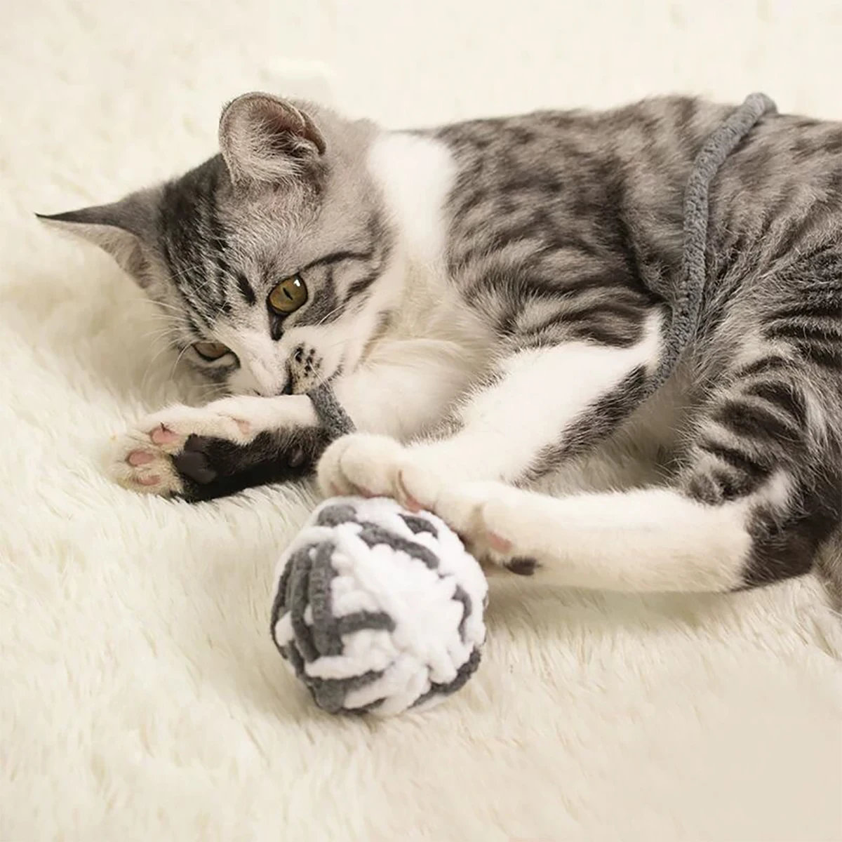 Pelota de juguete con cascabel de peluche para gatos de interior - imagen 4
