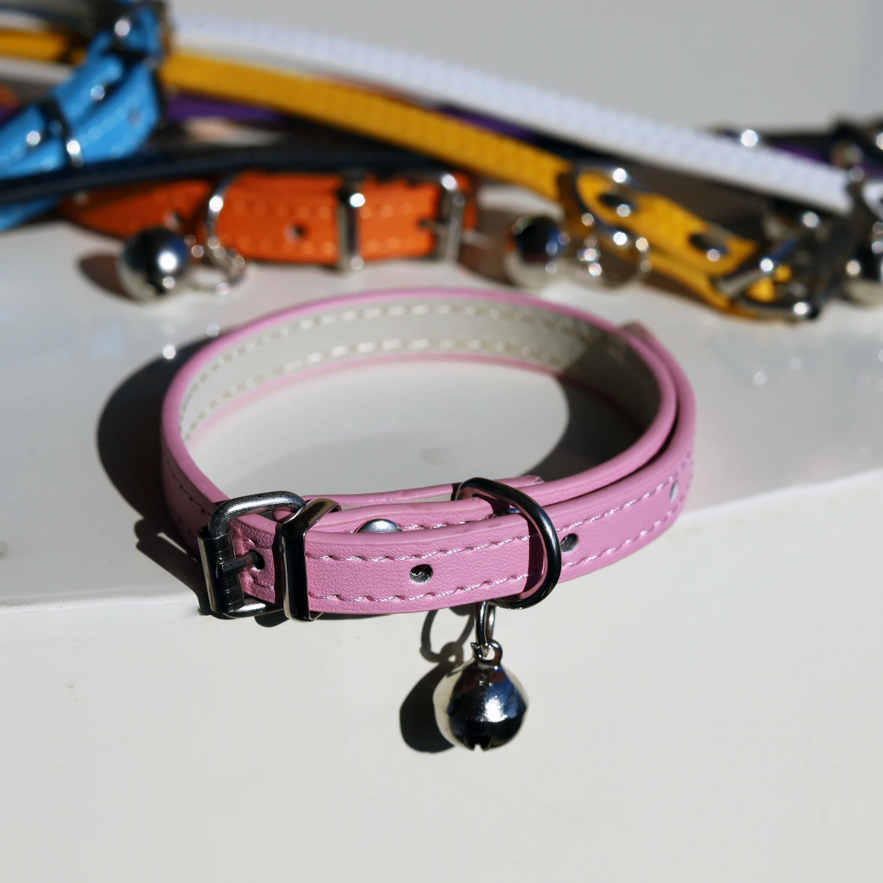 Collar para gatos de cuero PU ajustable: Collar para mascotas duradero y elegante con hebilla de metal, diseño acolchado suave para perros y gatos pequeños - - imagen 2