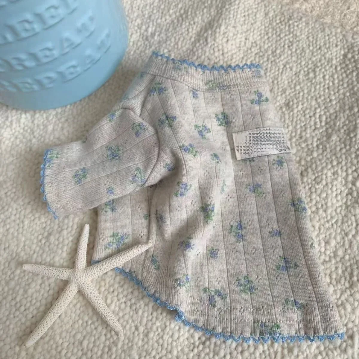 Camisa con Base de flores para mascotas, camiseta fina de encaje de princesa de manga corta para perros y gatitos, ropa para perros pequeños