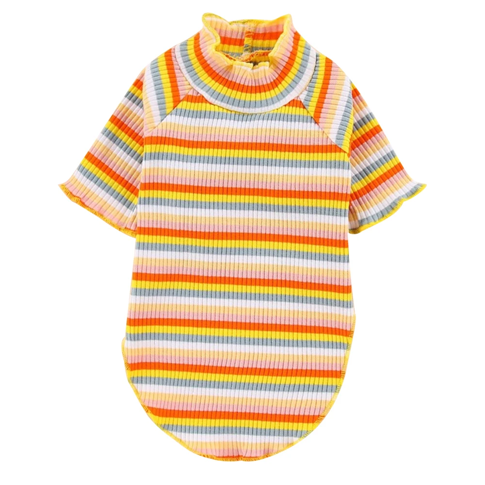 Una camisa a rayas colgando de una percha