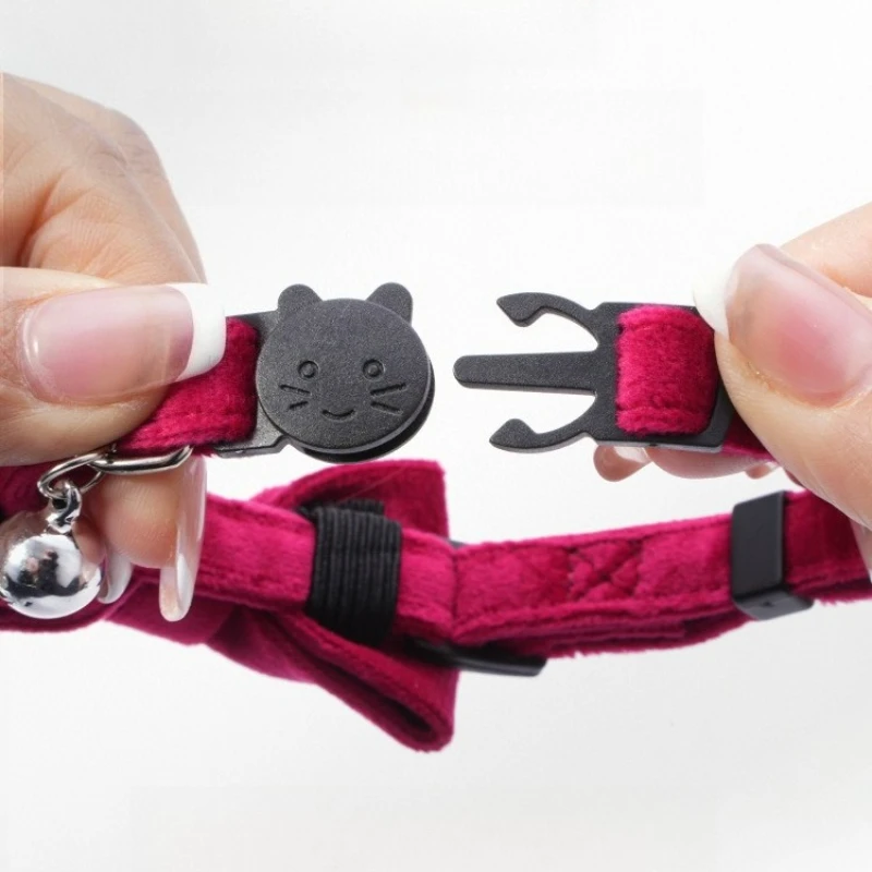 Collar de gato de terciopelo ajustable con pajarita y campana, hebilla de seguridad para mascotas, elegante accesorio de cuello con lazo para mascotas