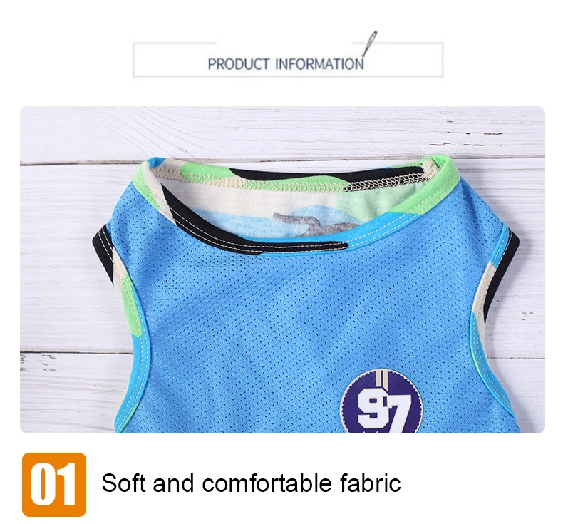 Un arnés azul para mascotas con un número 97, colocado sobre una superficie de madera blanca. El arnés parece estar hecho de un tejido suave y cómodo, como indica el texto en la imagen.