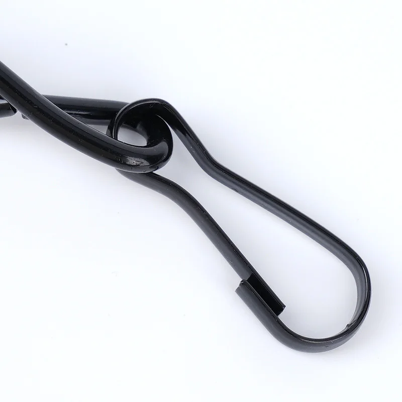 Un cable negro con un bucle al final