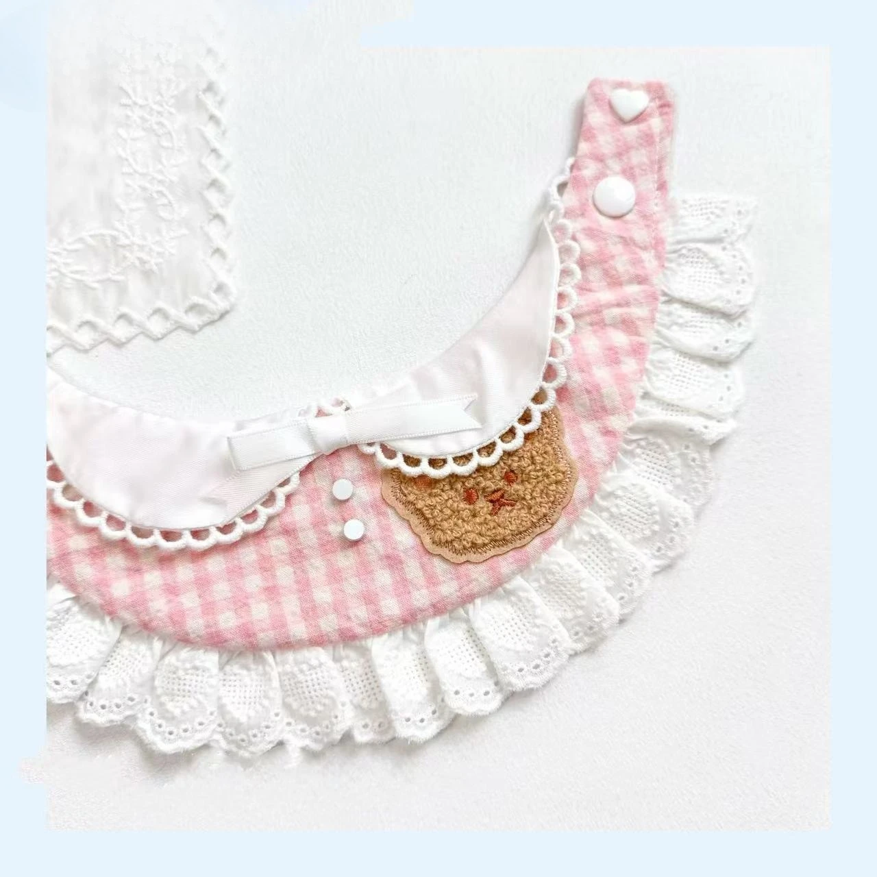 Pet Otoño Invierno a cuadros lindo babero mascota encaje oso de peluche babero toalla bufanda hecha a mano decoración Collar accesorios para perros pequeños - imagen 4