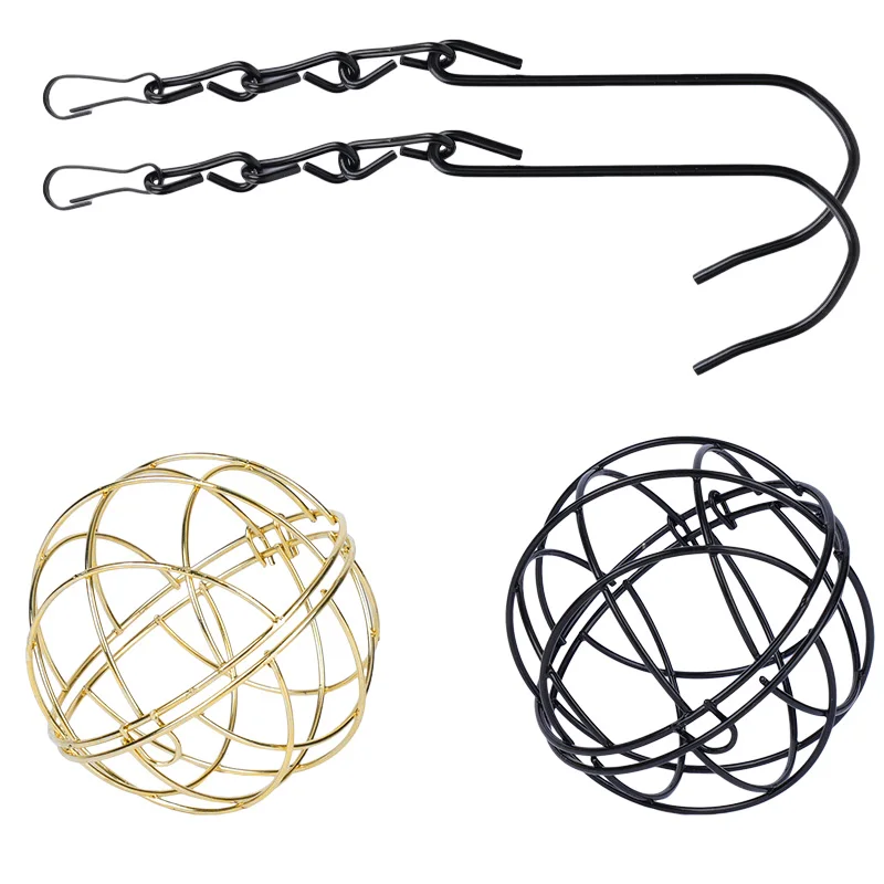 Una cadena de pelota negra y dorada