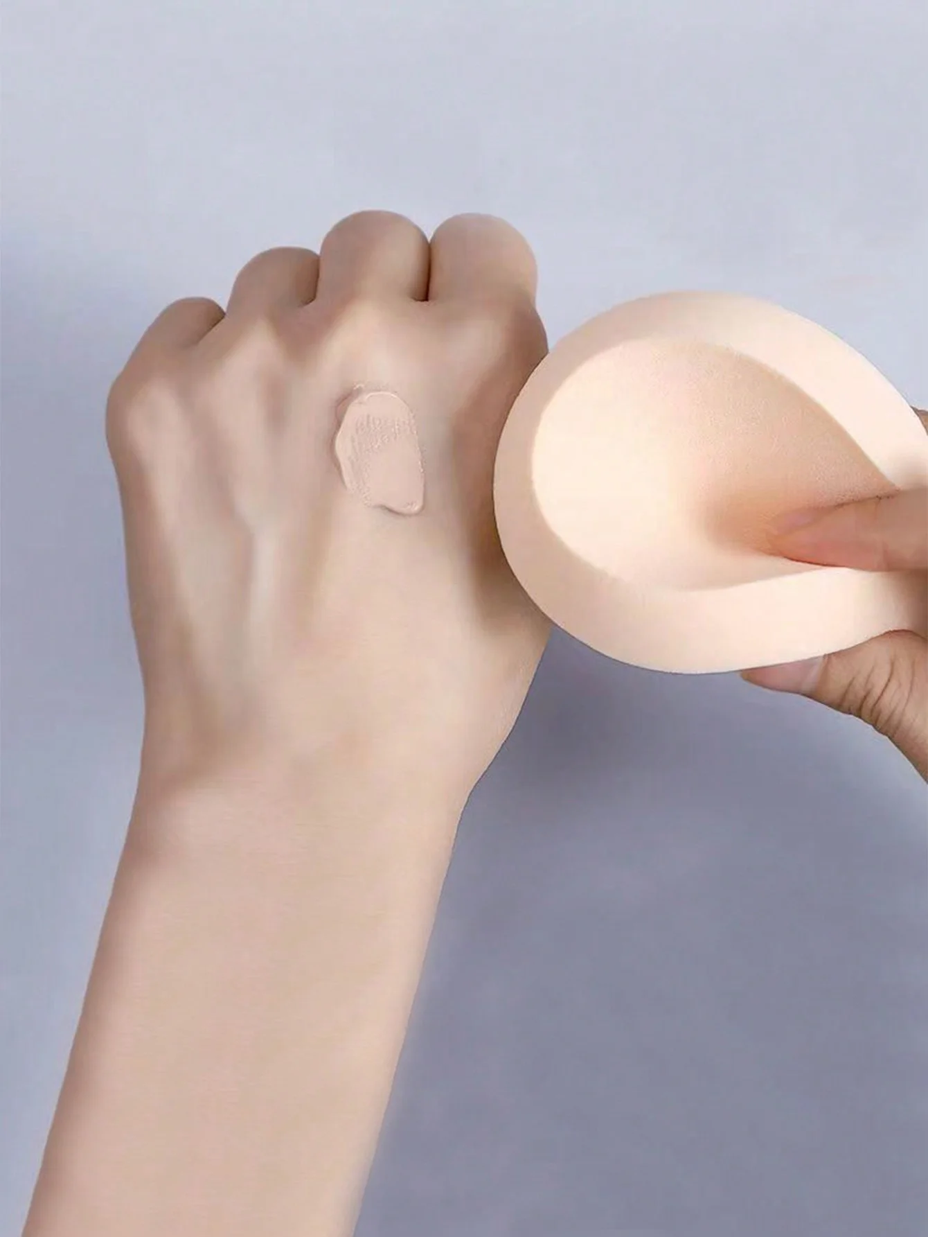 Aplicación en húmedo de esponja de maquillaje