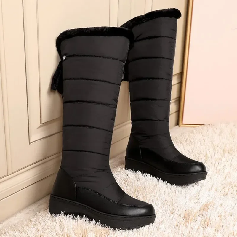Zapatos de invierno impermeables para mujer, botas de nieve 2023 de piel cálida de felpa, botas informales hasta la rodilla con cuña, zapatos de lluvia blancos y negros para mujer - imagen 4