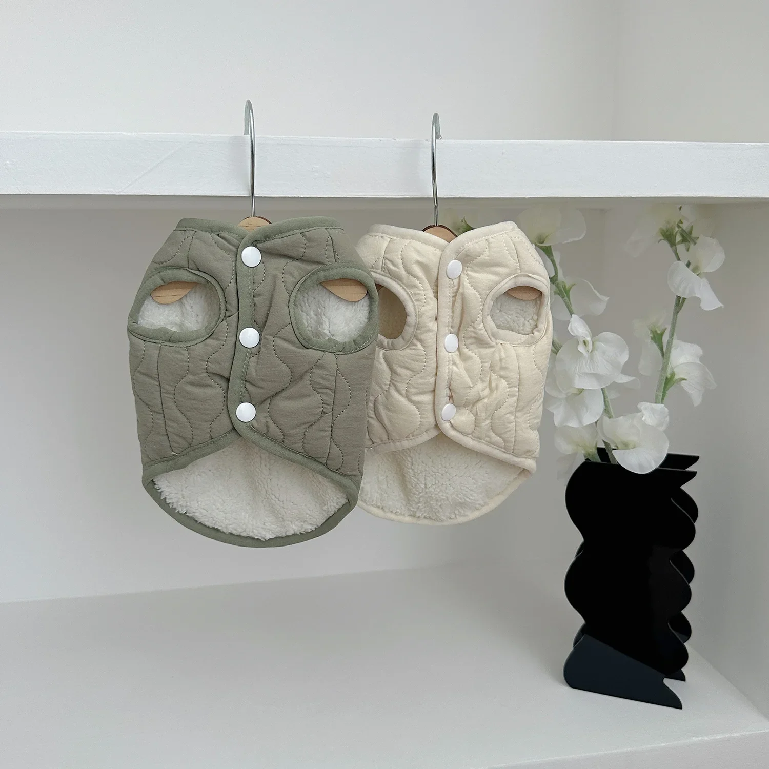 Nuevo abrigo de algodón para mascotas Ins, ropa gruesa de invierno para perros, Top ondulado, chaleco sin mangas, ropa de diseñador para perros - imagen 5