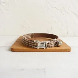 Collar personalizado para gato con nombre y campana – Cuadros café
