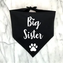 Bandana para perro hermano mayor anunciando bebé en sesión natural