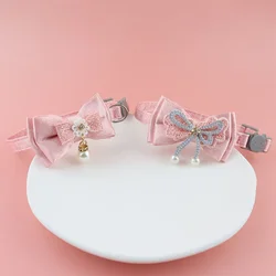 Collar para gato con lazo de encaje rosa, cuentas colgantes y campana