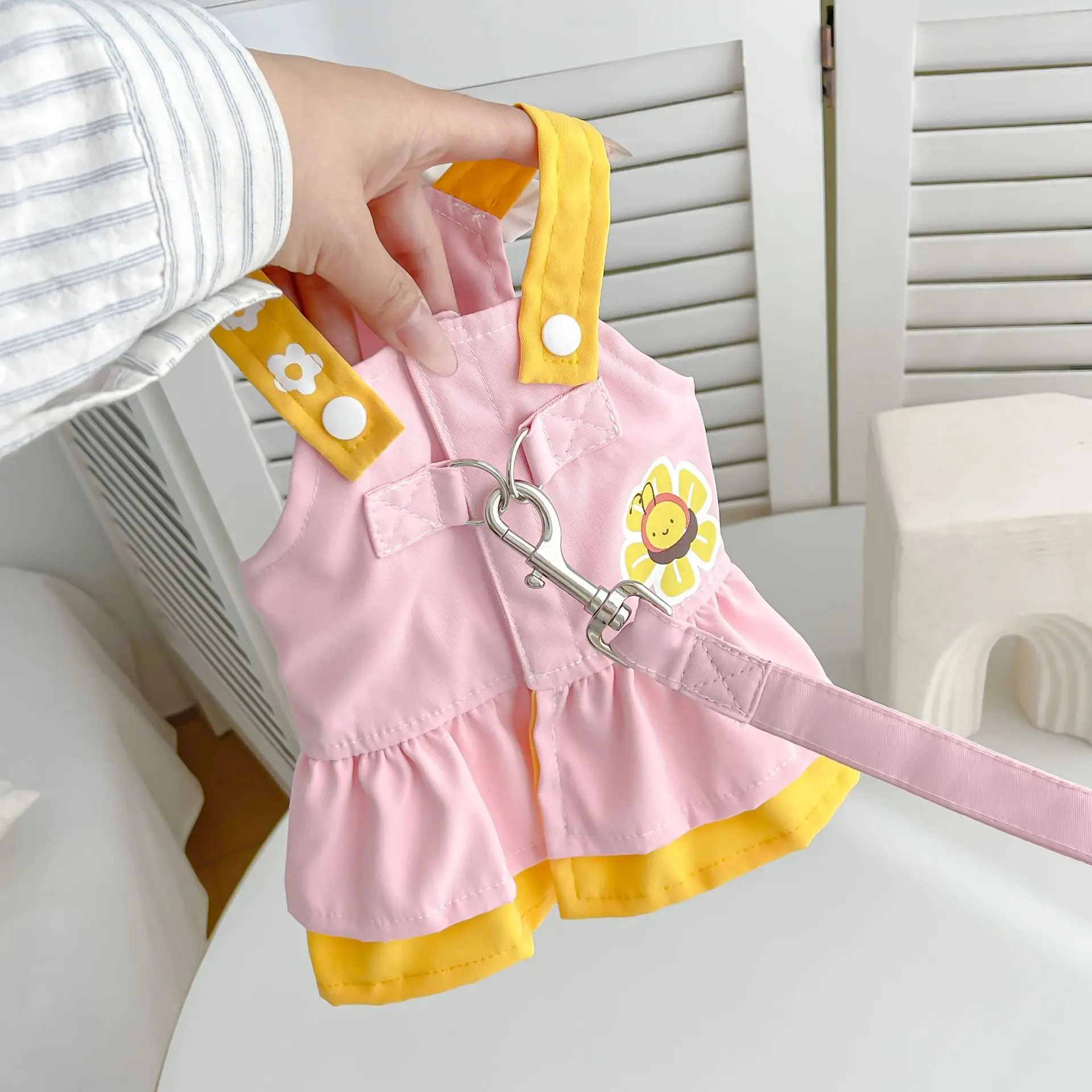 Vestido bordado de primavera/verano para mascotas con tirantes dibujables, vestido para perros al aire libre, arneses para caminar para perros pequeños - imagen 4