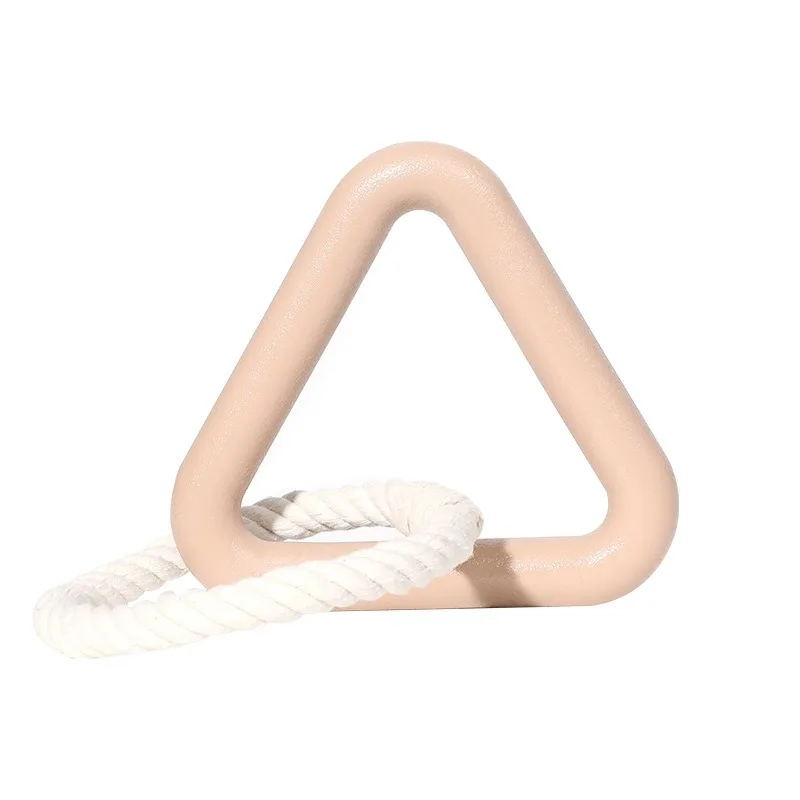 Una cuerda blanca está envuelta alrededor de un triángulo