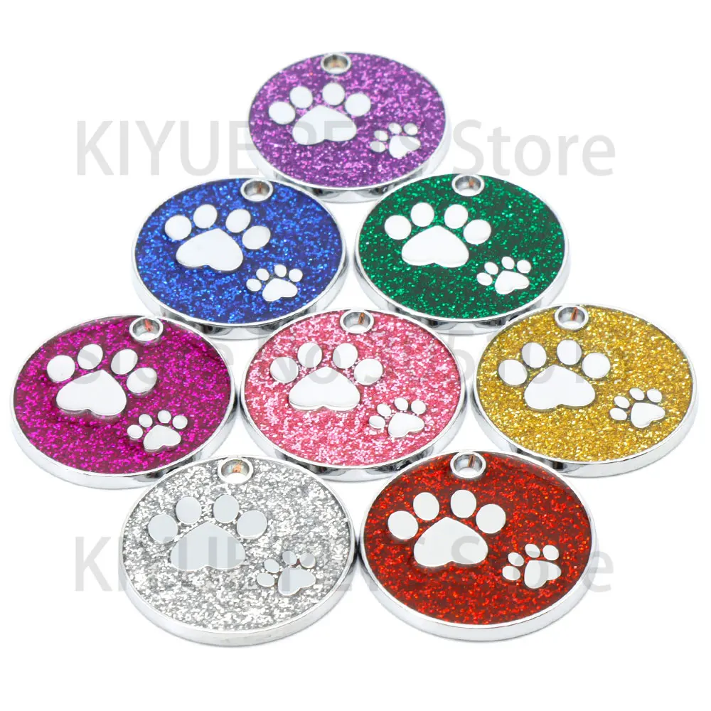 Detalle de etiquetas de metal para collar de mascota