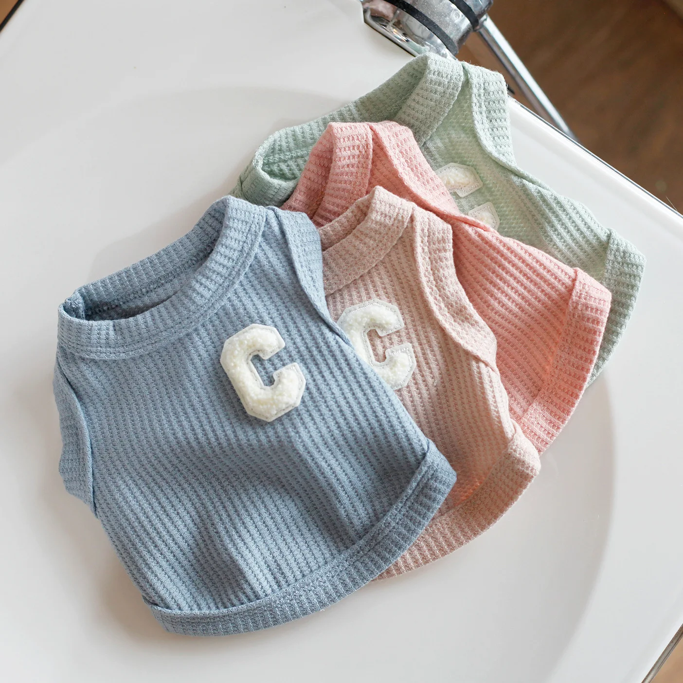 Chaleco para perros, ropa para gatos, cuatro colores de tela de poliéster, transpirable, resistente al sudor, fácil de limpiar, visualización divertida