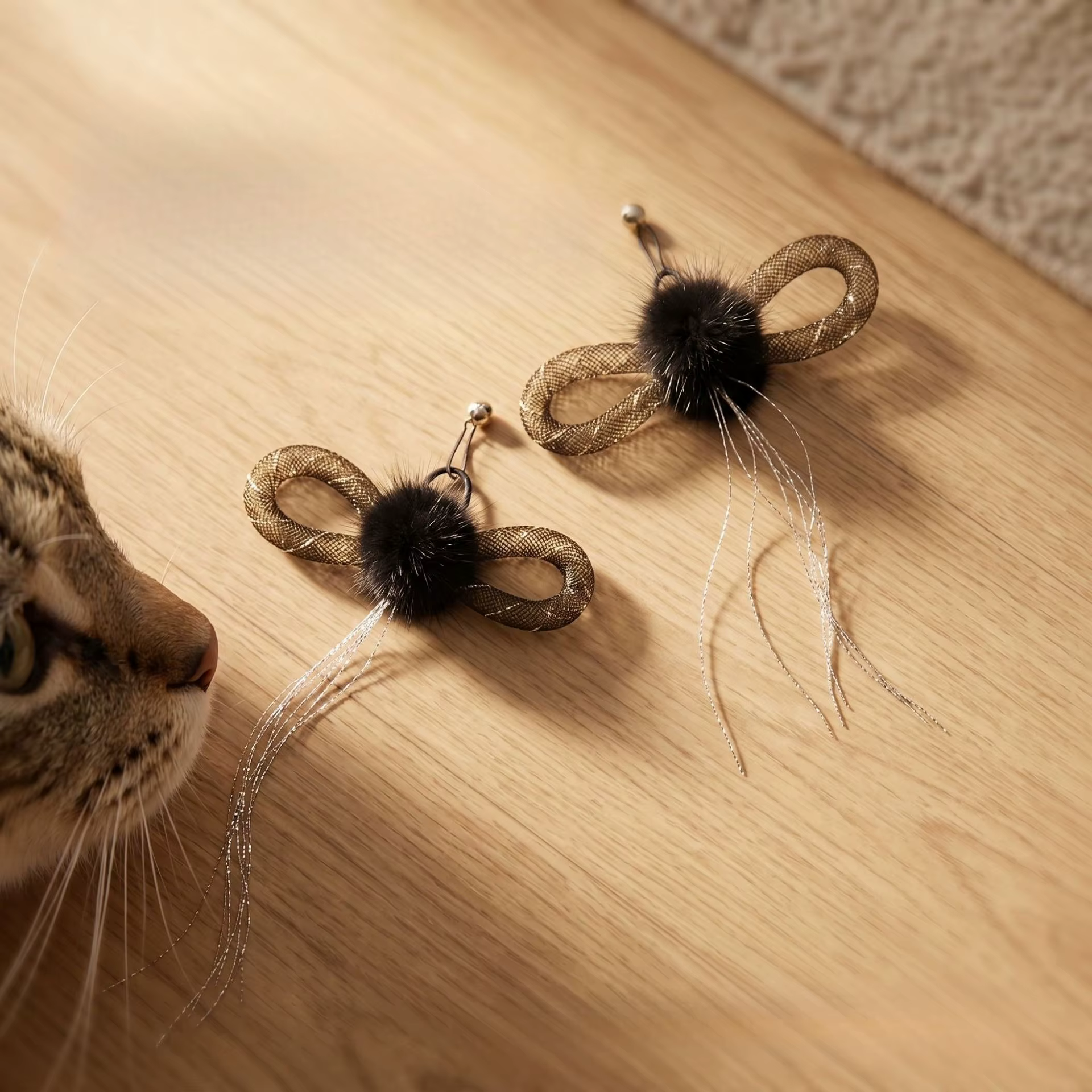 Juguete peluche para gatos con borla mariposa visón negro interactivo - imagen 4