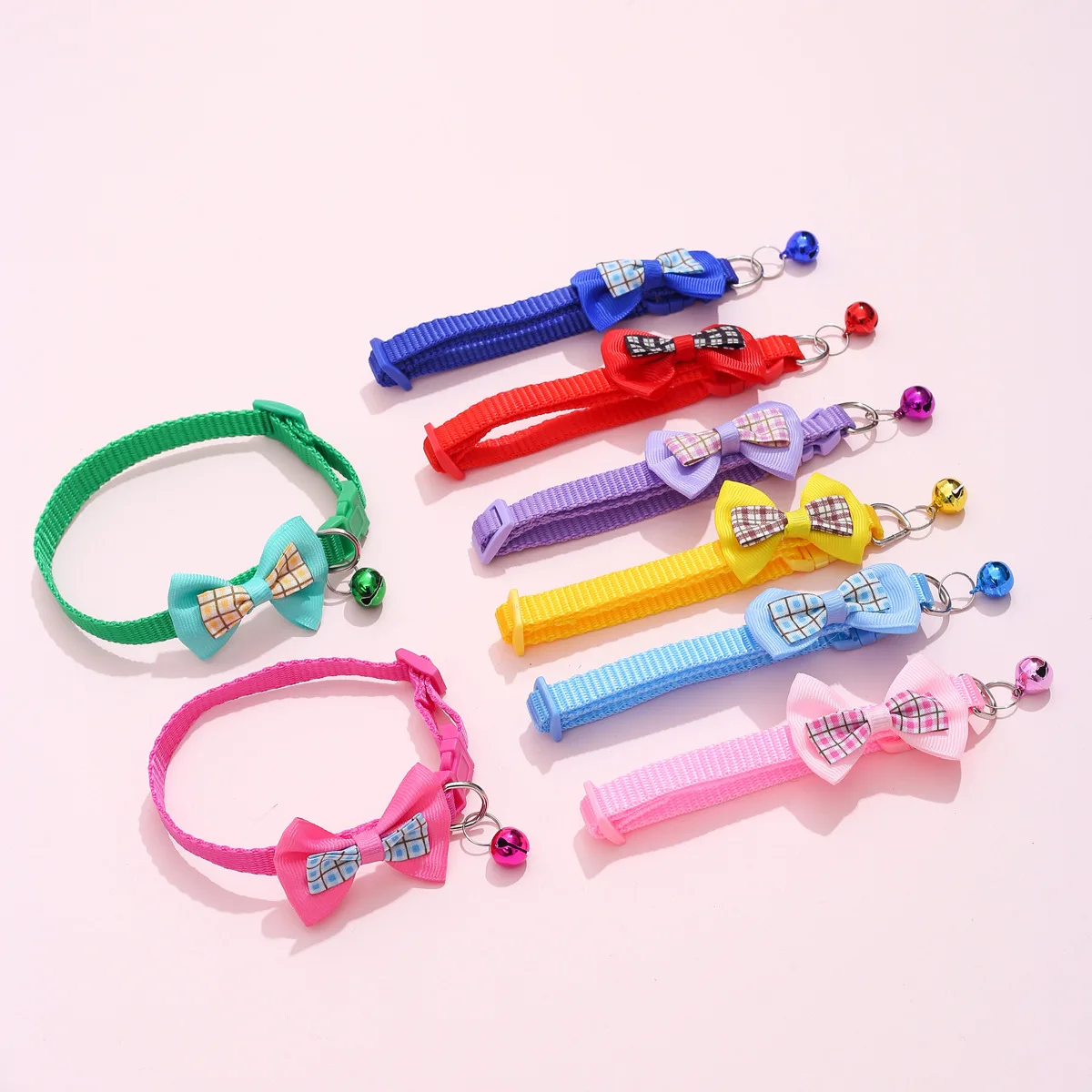 Pajarita de celosía ajustable para perros y gatos, hermoso Collar con campana, regalo de Navidad y Año Nuevo para cachorros, accesorios para mascotas, 1 Uds.