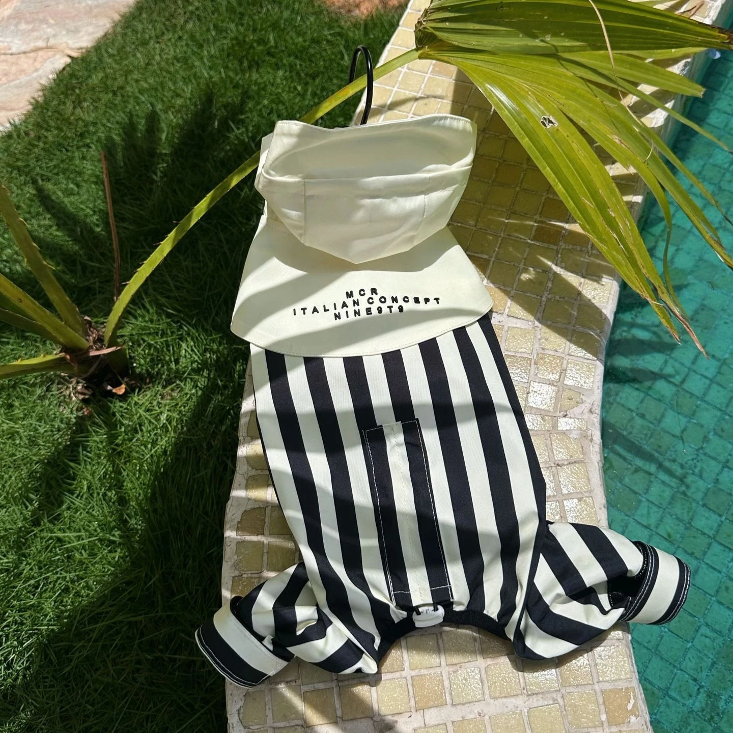 Chubasquero con capucha a rayas para mascotas, abrigo impermeable de cuatro pies para perros pequeños, mono con protección solar, disfraz para perros, primavera