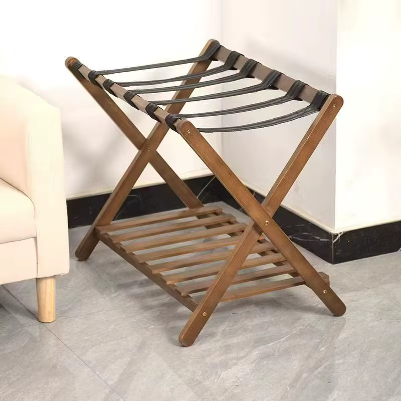 Soporte de madera maciza para maletas en entorno hotelero
