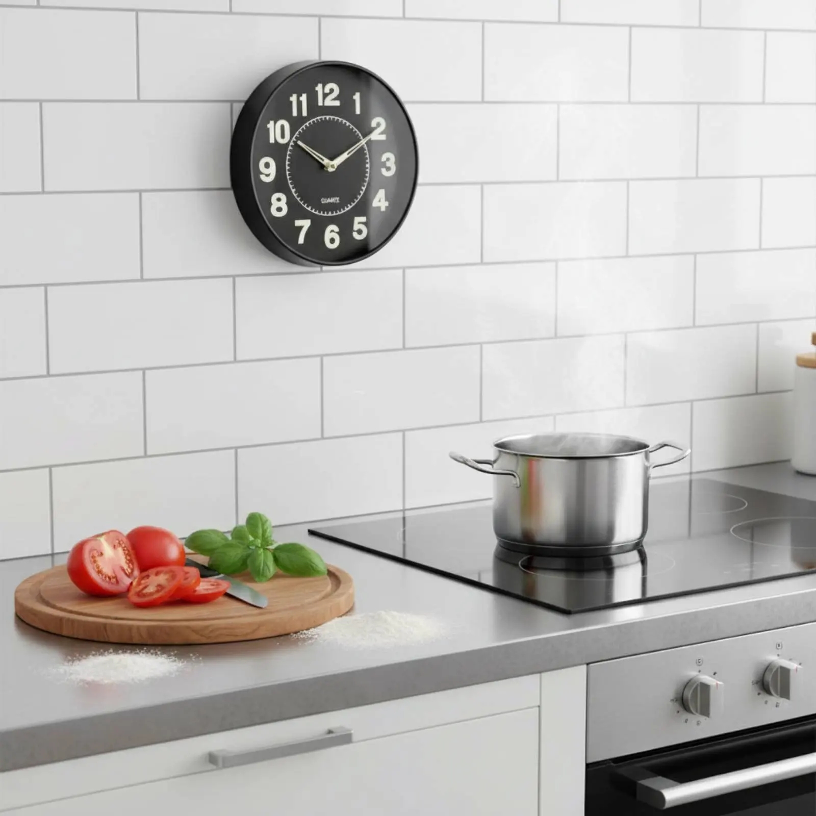 Reloj de pared luminoso con números grandes visibles en la oscuridad