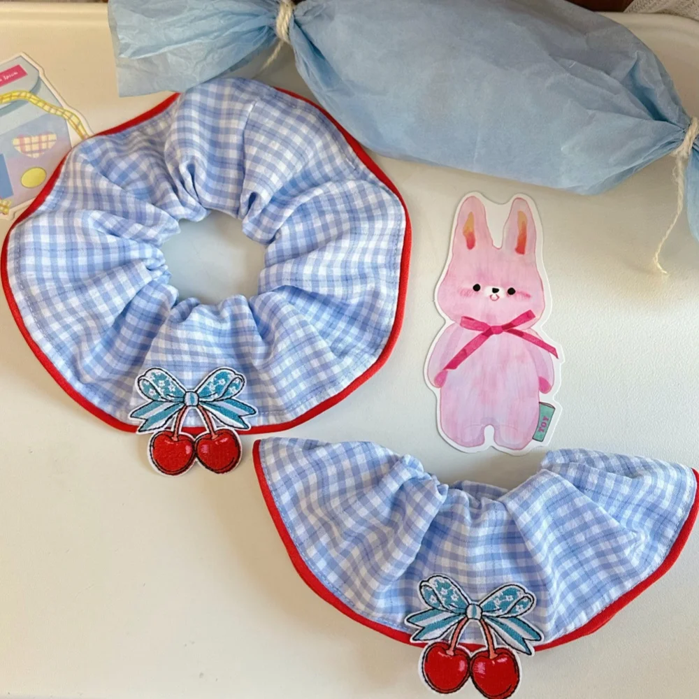 Bonita bufanda de cereza, babero para gatos, perros, algodón suave, toalla de Saliva a cuadros azules, Collar dulce para muñecos de trapo en verano, producto para mascotas de primavera - imagen 3