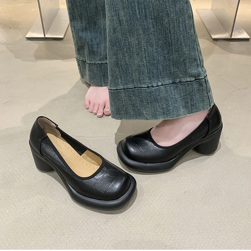 Zapatos Mary Jane warna coklat muda dengan detail tali di depan