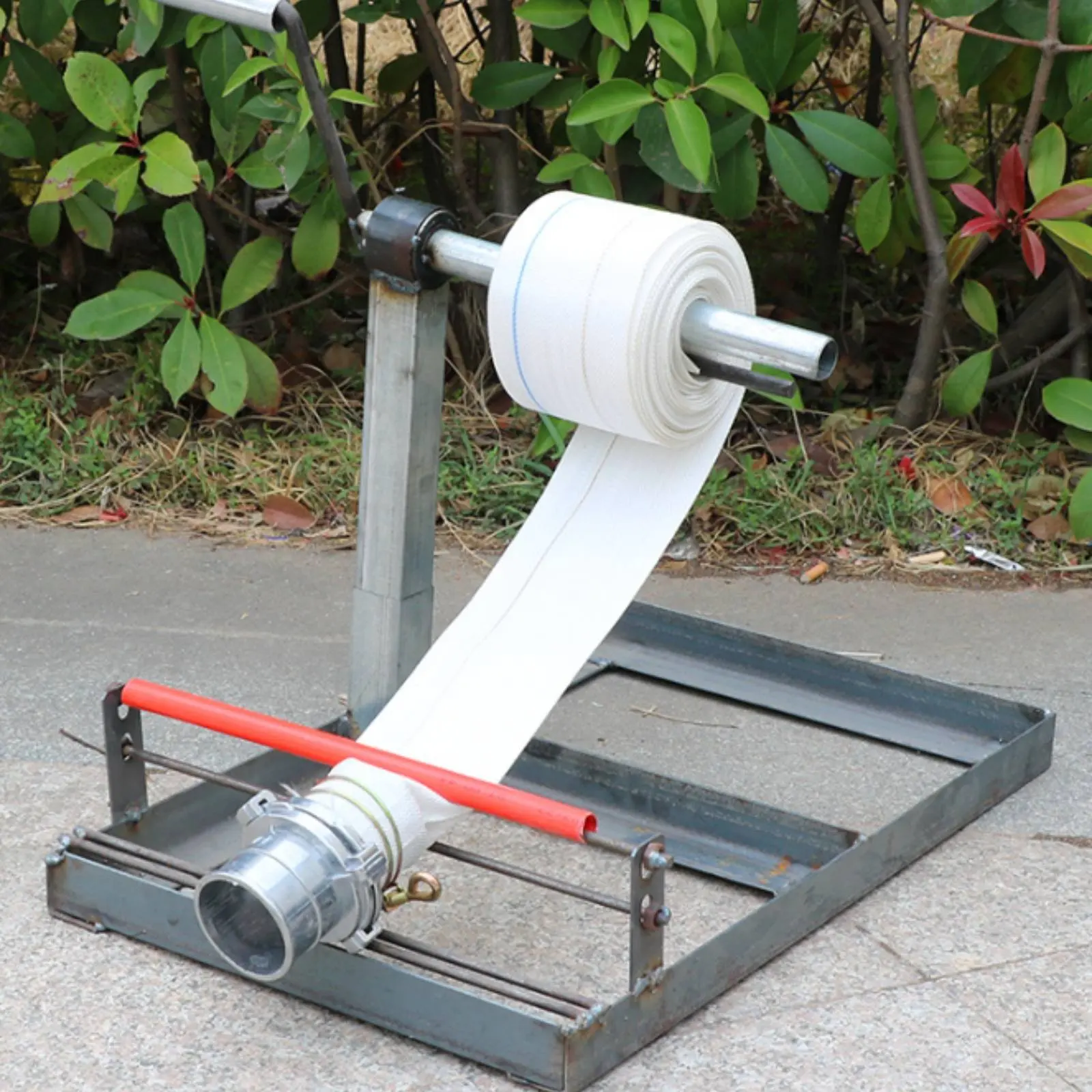Enrollador de manguera manual plegable con base estable para jardín - imagen 4