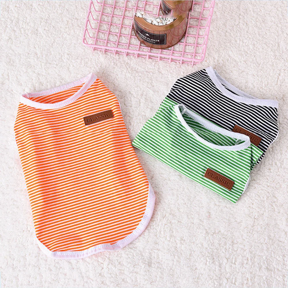 Detalle del tejido a rayas del chaleco para gatos