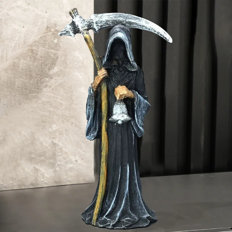 Una estatua de una persona que tiene guadaña y linterna