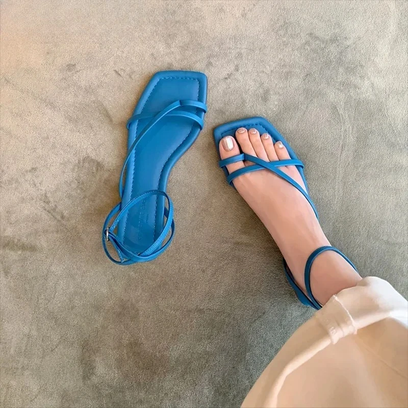 Sandalias de verano para mujer: planas, punta abierta y tira estrecha