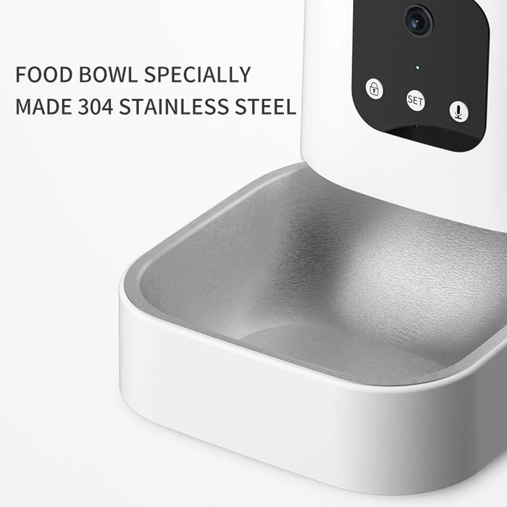 Alimentador en uso mostrando aplicación móvil y control remoto