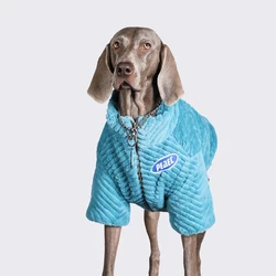 Abrigo azul de lujo para perros grandes, ideal en paseos al exterior
