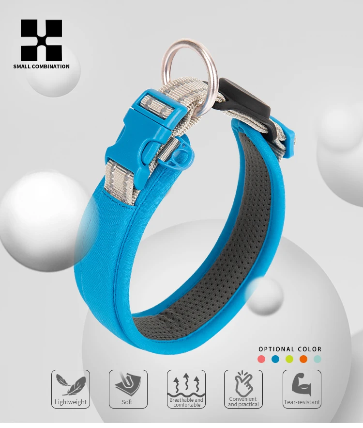 Una pulsera azul con un anillo de llave unido
