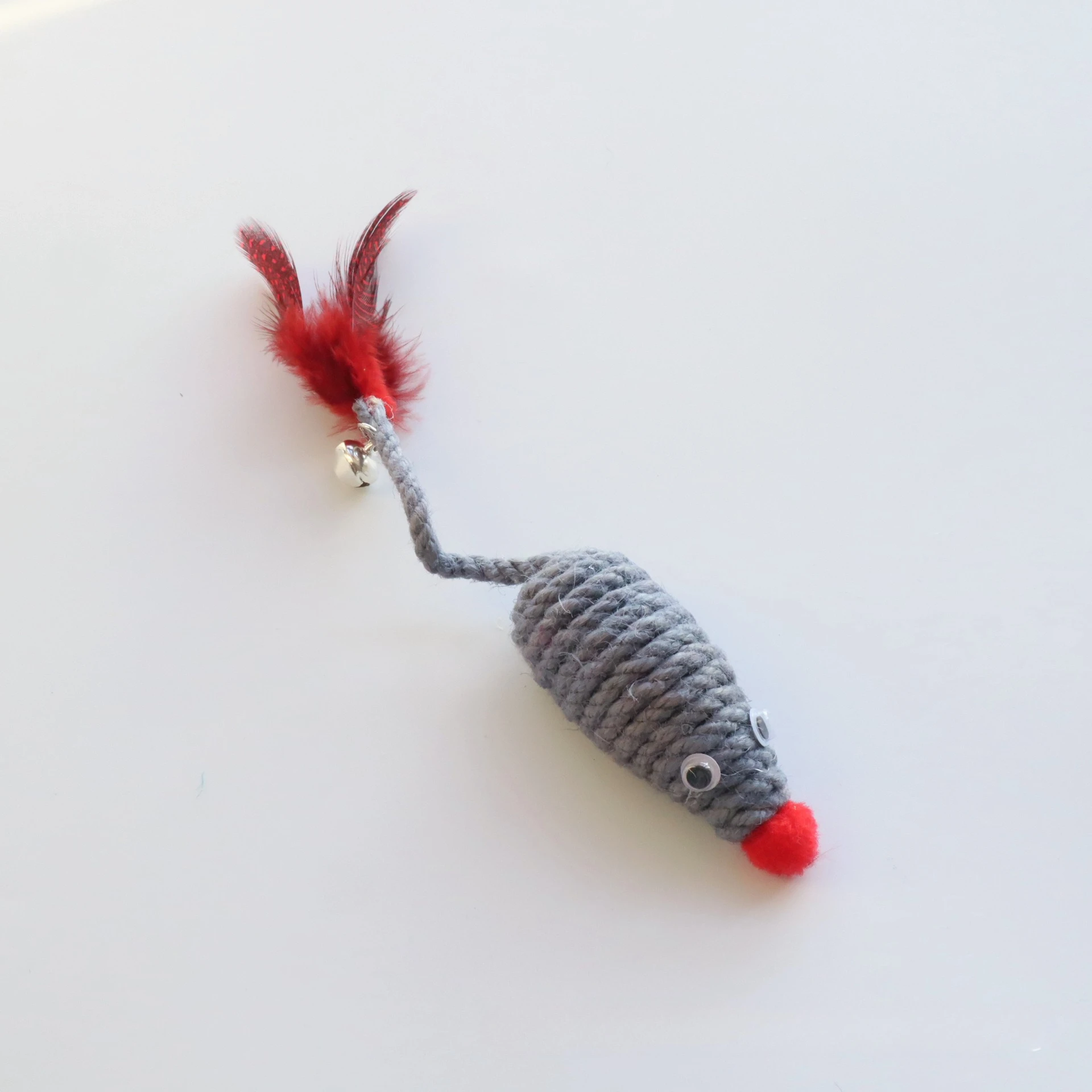Juguete ratón de cáñamo con plumas y cuerda resistente para gato - imagen 4