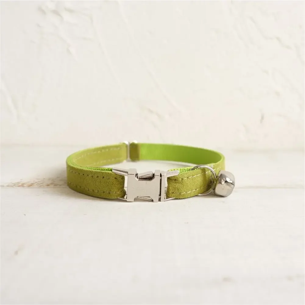 Collar de gato personalizado, contactos de nombre de identificación personalizados, hebilla de metal, collares de gato de terciopelo verde claro ajustables con campana - imagen 2