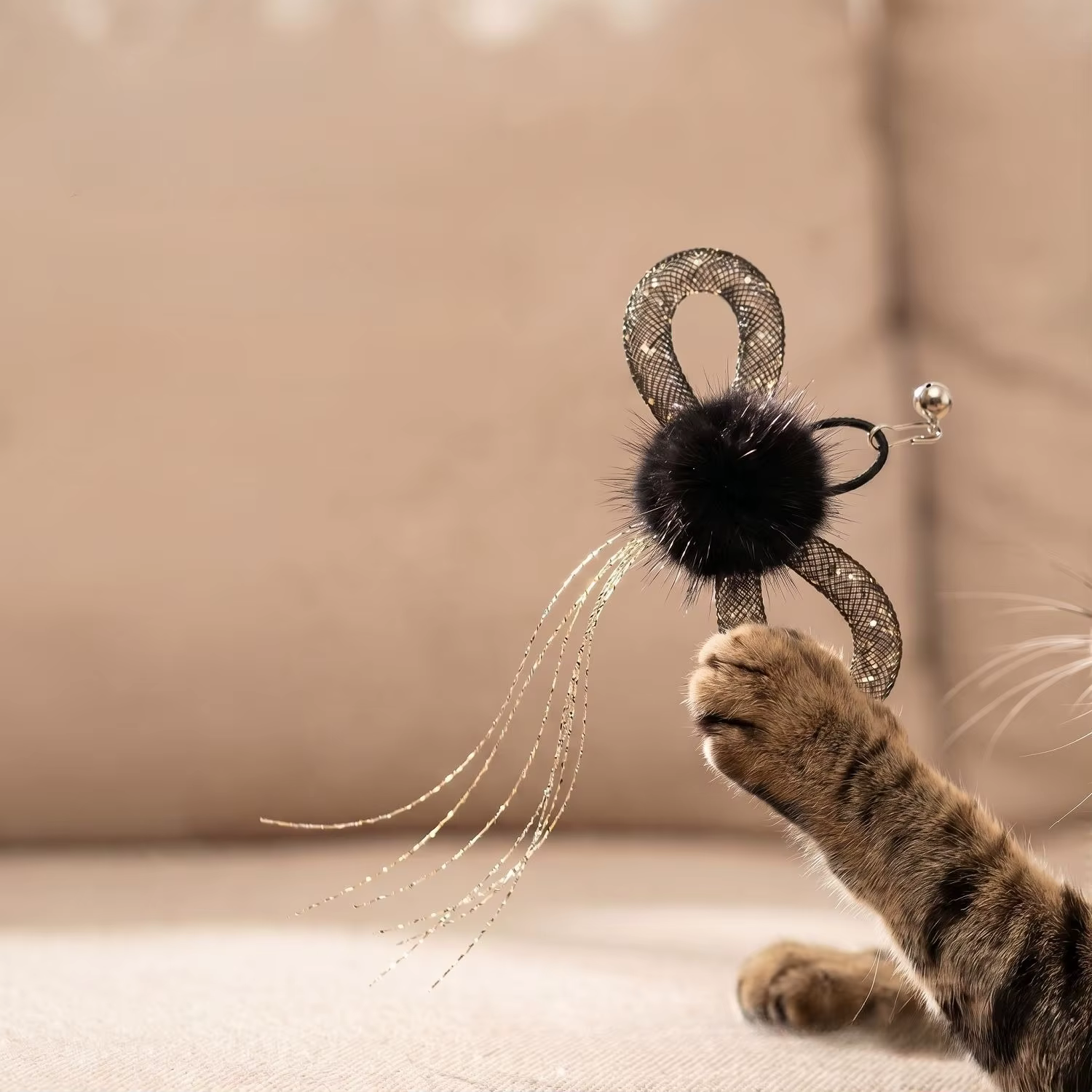 Juguete peluche para gatos con borla mariposa visón negro interactivo - imagen 2