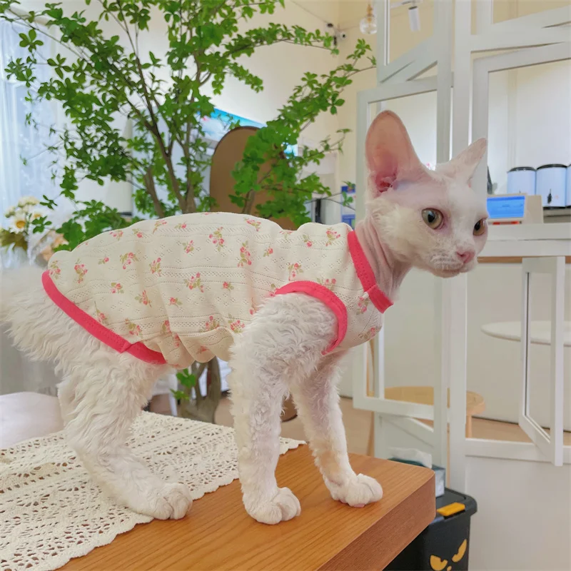 Camiseta de algodón de malla transpirable para gato sin pelo Chaleco de verano floral rojo dulce para ropa de estar por casa Sphynx Cat Devon Rex en primavera