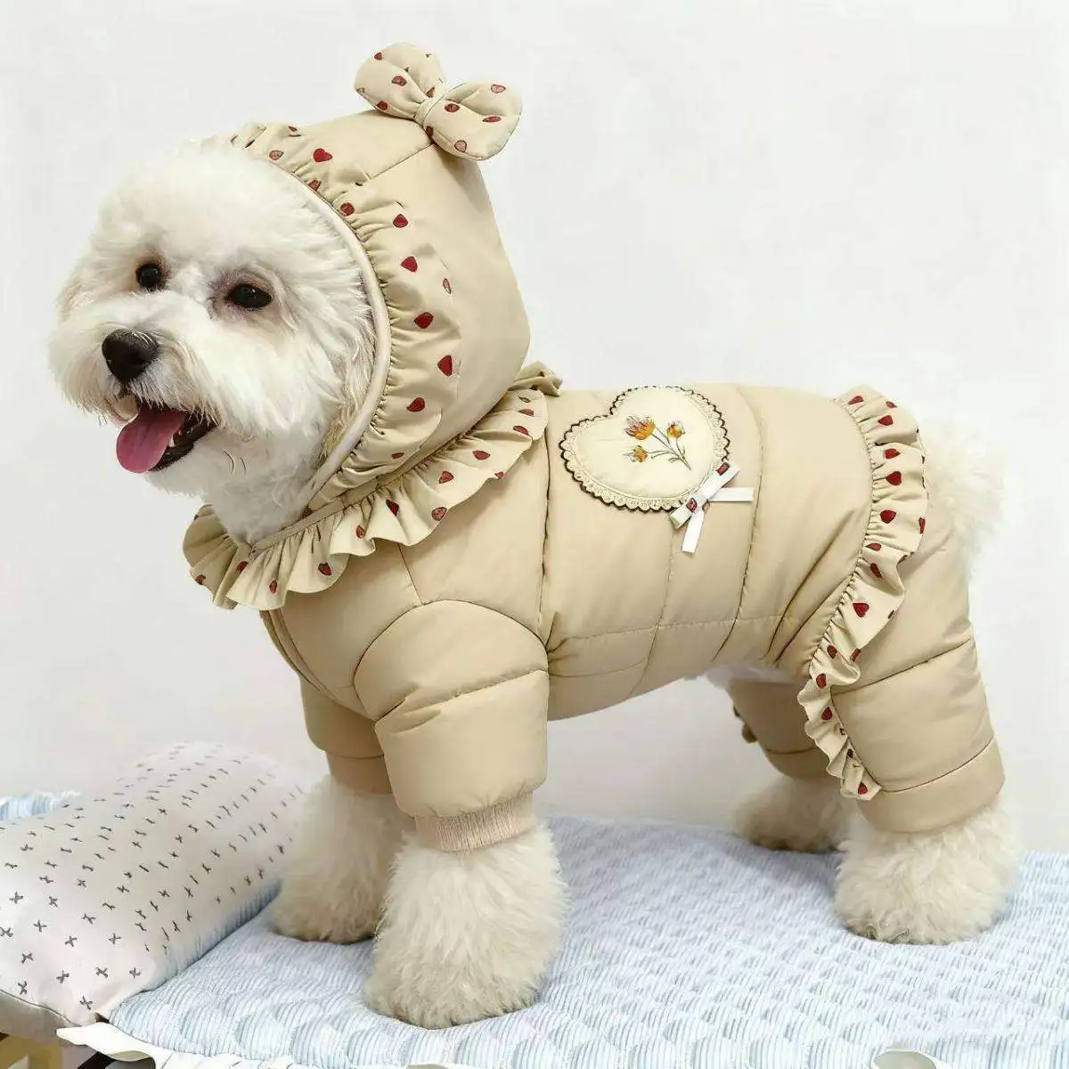 Ropa para cachorros de colores variados, vista superior y detalles de costuras